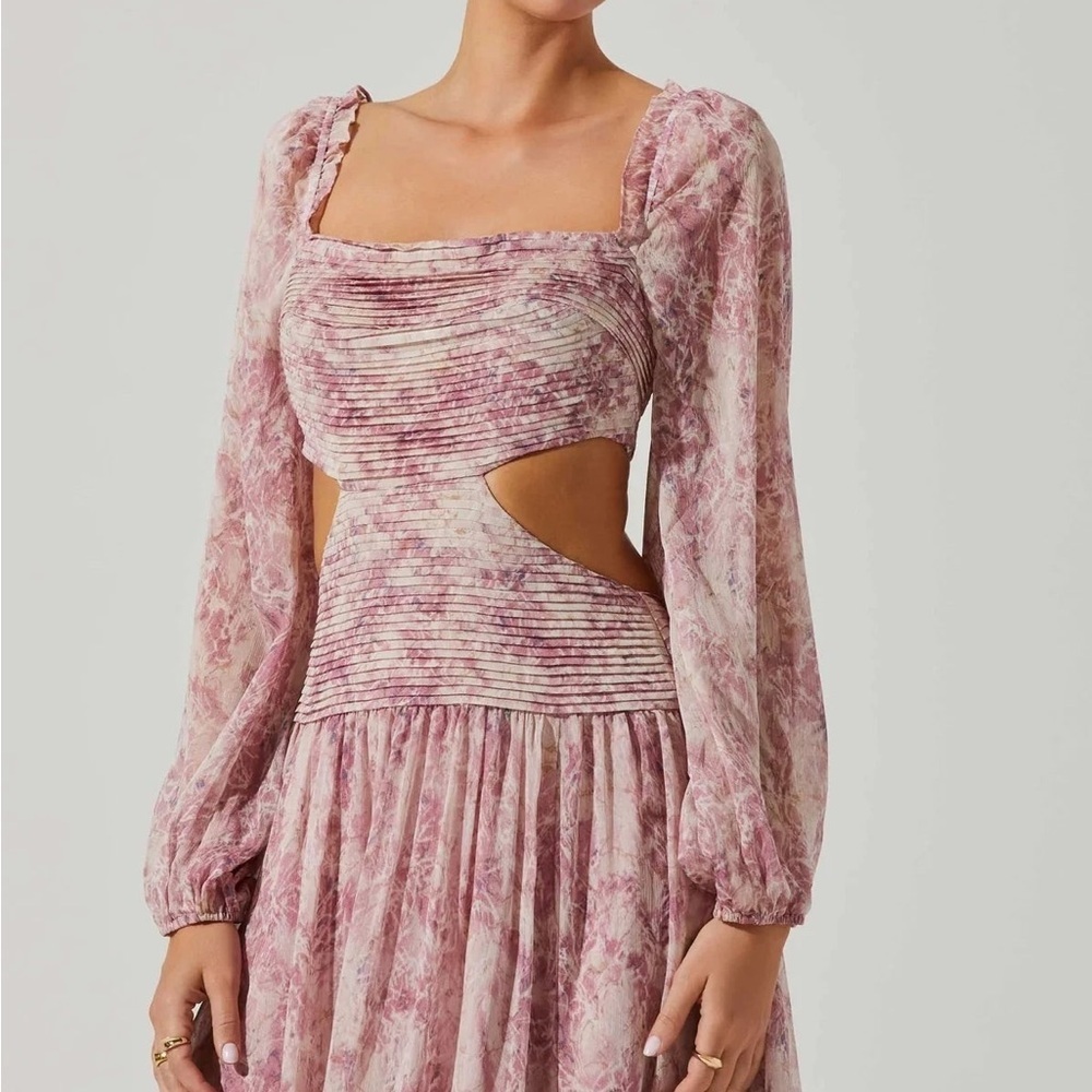 ASTR
SAVITA ABSTRACT PRINT RUCHED CUTOUT TOP Size Small - Picture 3 of 8